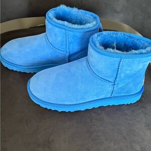 UGG Women’s Classic Mini II (size 9)